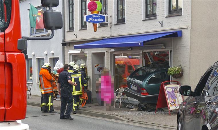 Eisdielenunfall in Bremervörde: Anklage gegen Autofahrerin erhoben Bei dem Unfall im Jahr 2015 in Bremervörde starben zwei Menschen, sechs Personen wurden zu Teil schwer verletzt. Jetzt ist gegen die Fahrerin Anklage erhoben worden.