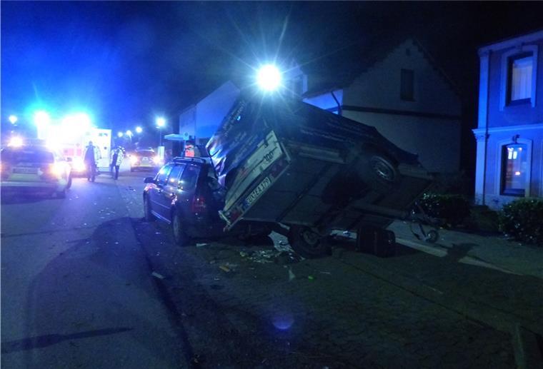 Mit mehr als zwei Promille in Beers: Autofahrer (26) kriegt die Kurve nicht Umgestürzter Anhänger in Bad Bederkesa in der Nacht.