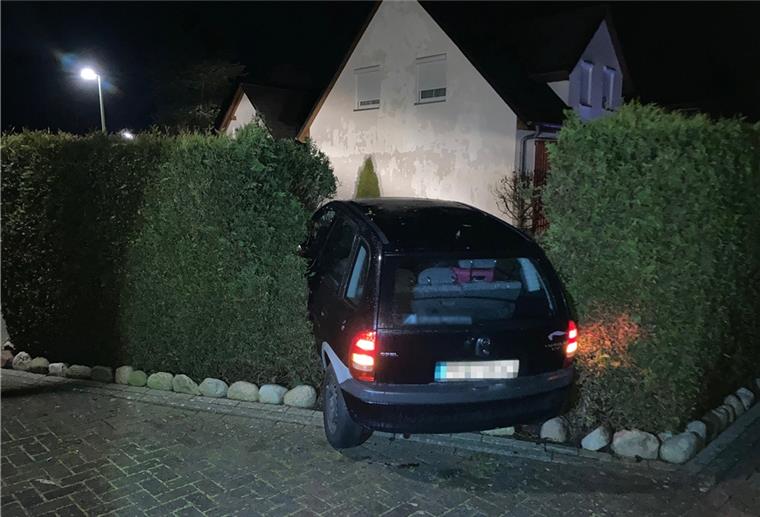 Bremerhaven: Betrunkener Mann fährt in Hecke Bei dem Unfall in Bremerhave-Fehrmoor entstand ein Schaden von rund 5000 Euro.