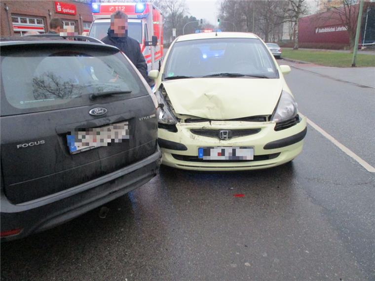 Leherheide: Frau muss nach Autounfall ins Krankenhaus Bei dem Unfall in der Hans-Böckler-Straße wurde eine Seniorin verletzt.