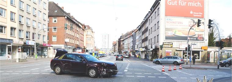 Geestemünde: Autofahrer nach Crash im Krankenhaus Bei dem Unfall in Geestemünde hat sich eine Frau Verletzungen zugezogen.