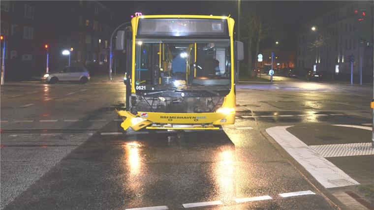 Bei dem Unfall in Geestemünde wurde die Bus-Front beschädigt.