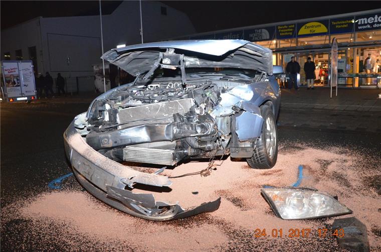 Schwerer Unfall in Geestemünde: Zwei Verletzte im Krankenhaus Bei dem Unfall in Geestemünde wurden zwei Fahrzeuge erheblich beschädigt.