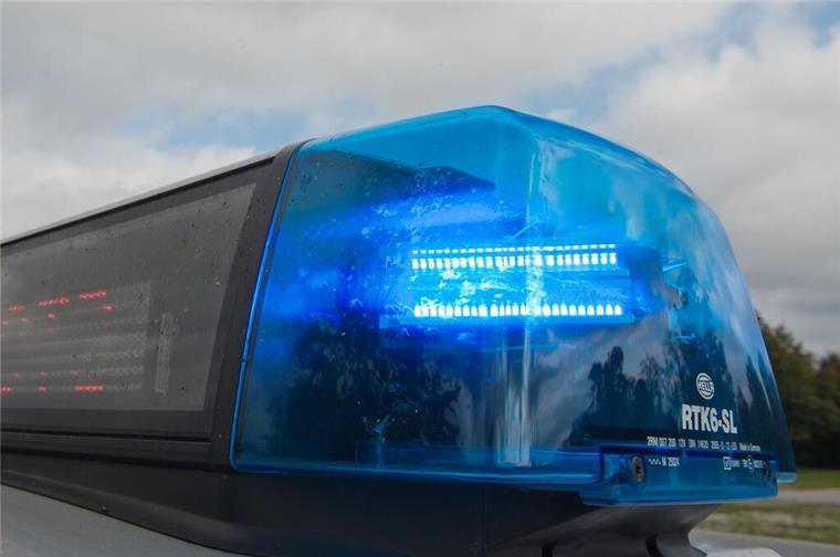 Cuxland: 17 Kinder bei Unfall mit Schulbus leicht verletzt Ein Blaulicht leuchtet auf einem Polizeifahrzeug.