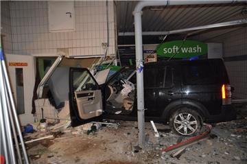 Bei dem Unfall wurde der 47-jährige Fahrer schwer verletzt, es entstand ein Schaden von mindestens 150.000 Euro.