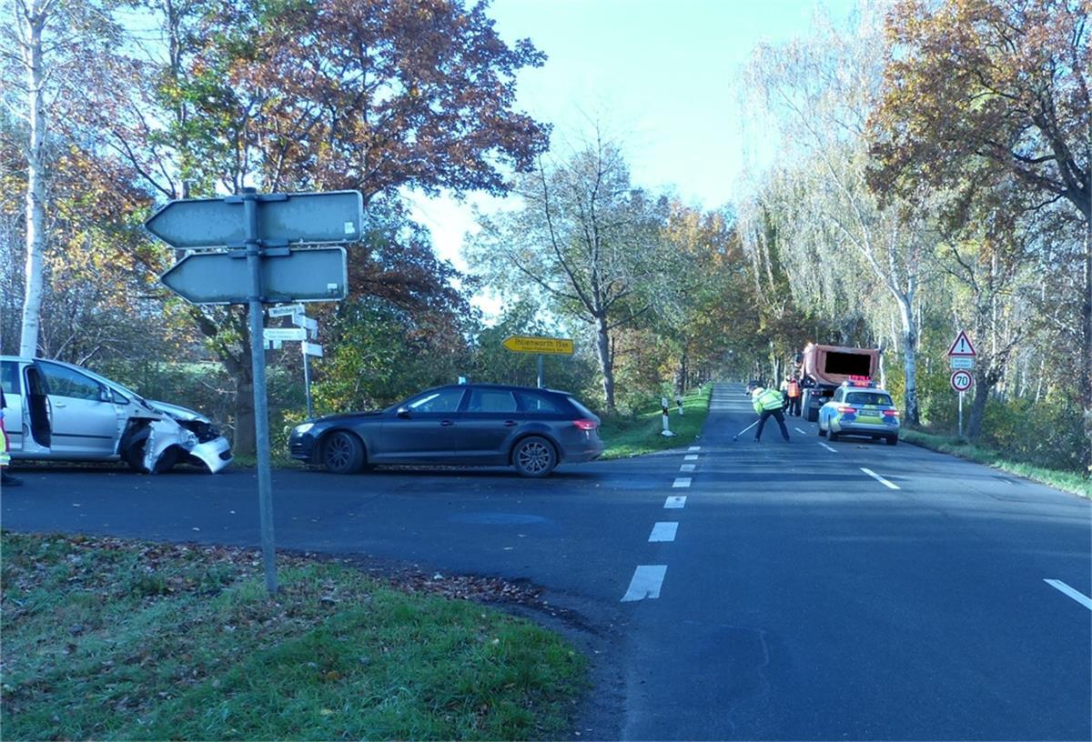 Bei dem Unfall wurde der 85-jährige Beifahrer im VW verletzt.