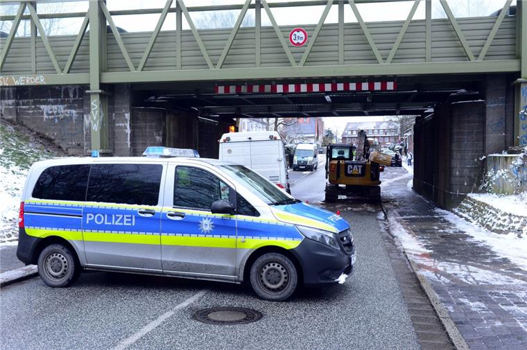 Speckenbüttel: Eisenbahnbrücke ist immer noch kaputt - Bahn reagiert Bei dem Unfall wurde die Eisenbahnbrücke vor einem Jahr schwer beschädigt.