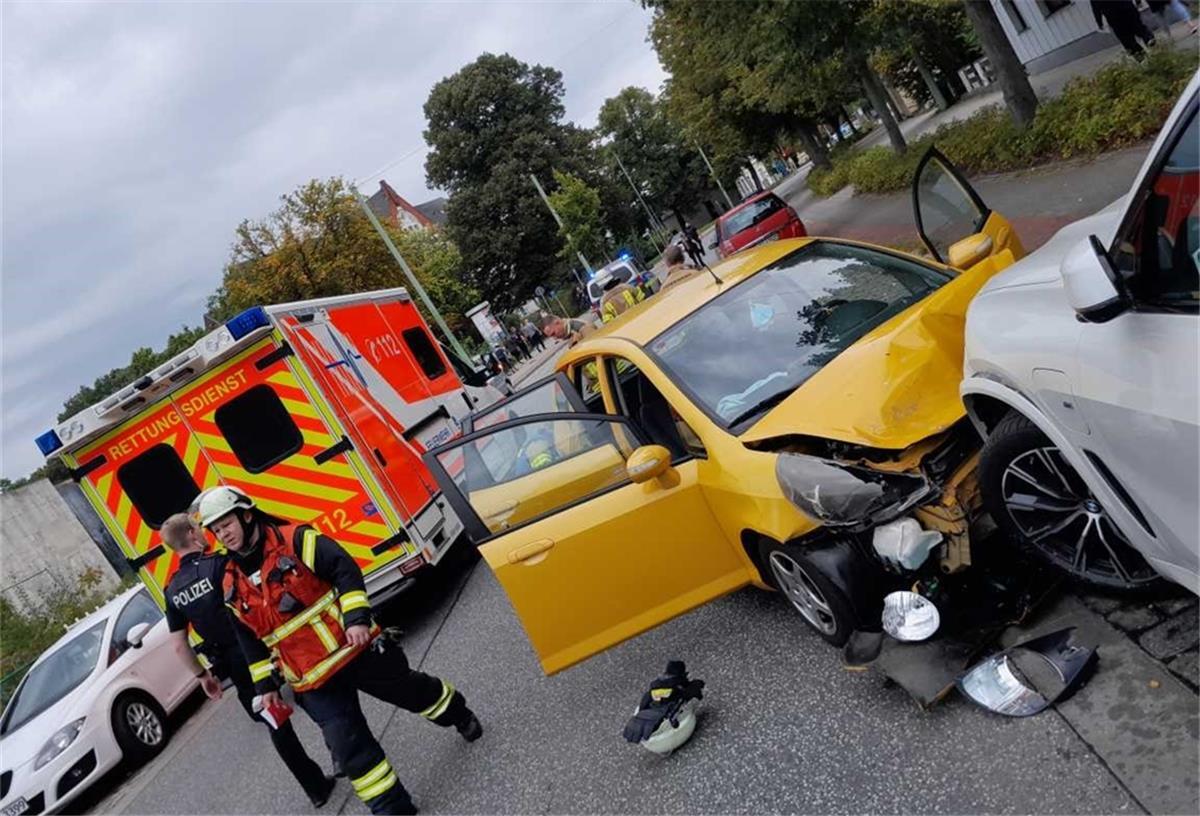 Nach heftigem Auffahrunfall: Zwei Personen im Krankenhaus Bei dem Unfall wurden zwei Personen verletzt.