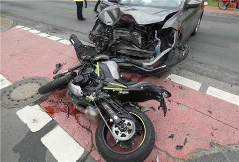 Bei dem Verkehrsunfall in Langen wurde ein 21-jähriger Motorradfahrer schwer verletzt.