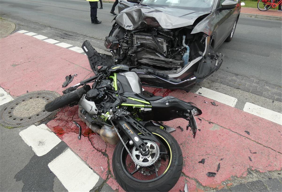 Bei dem Verkehrsunfall in Langen wurde ein 21-jähriger Motorradfahrer schwer verletzt.