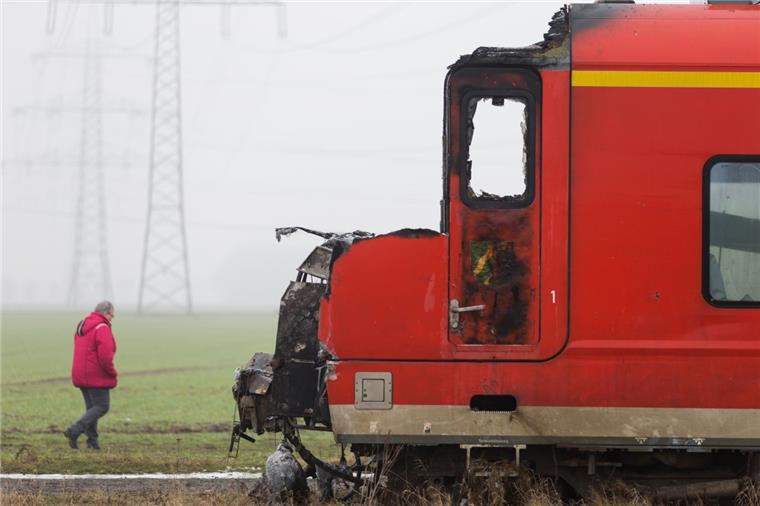 Stundenlang im Auto eingeklemmt: Schon wieder schwerer Unfall am Bahnübergang Bei dem Zusammenstoß mit einem Müllwagen wurde der Zug Ende Dezember stark beschädigt und fing Feuer. Nun gab es den nächsten Unfall an einem Bahnübergang.