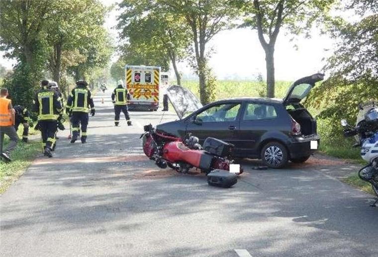 Motorradfahrer übersehen: Mann (71) kommt schwer verletzt ins Krankenhaus Bei dem Zusammenstoß zwischen einem Motorrad und einem Auto wurde der Motorradfahrer schwer verletzt.