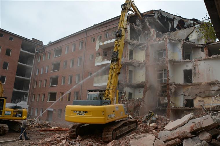 Bad Bederkesa: Haus Karolinenhöhe wird jetzt abgerissen Bei den Abrissarbeiten am Haus Karolinenhöhe muss der Baggerfahrer Vorsicht walten lassen und die Statik des Gebäudes im Auge behalten.