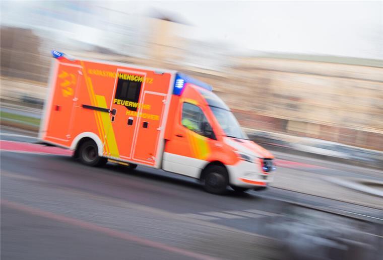 Karstadt-Abriss: Arbeiter (34) stürzt von Gerüst und stirbt Ein Rettungswagen fährt mit Blaulicht durch die Innenstadt