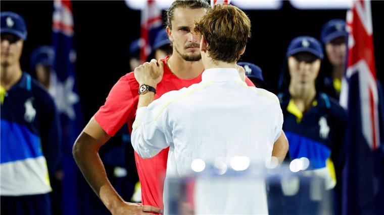 „Habemus Sinner“: Tennisstar nach Sperre im Trubel gefeiert Bei den Australian Open tröstete Sinner noch den im Finale unterlegenen Zverev.