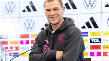 Bei den Bayern steht Joshua Kimmich vor einer wegweisenden Entscheidung.