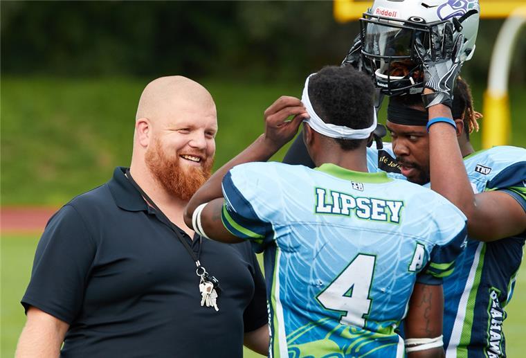 Bremerhaven Seahawks: Marco Monsees jetzt Sportdirektor Marco Monsees mit einem Footballspieler