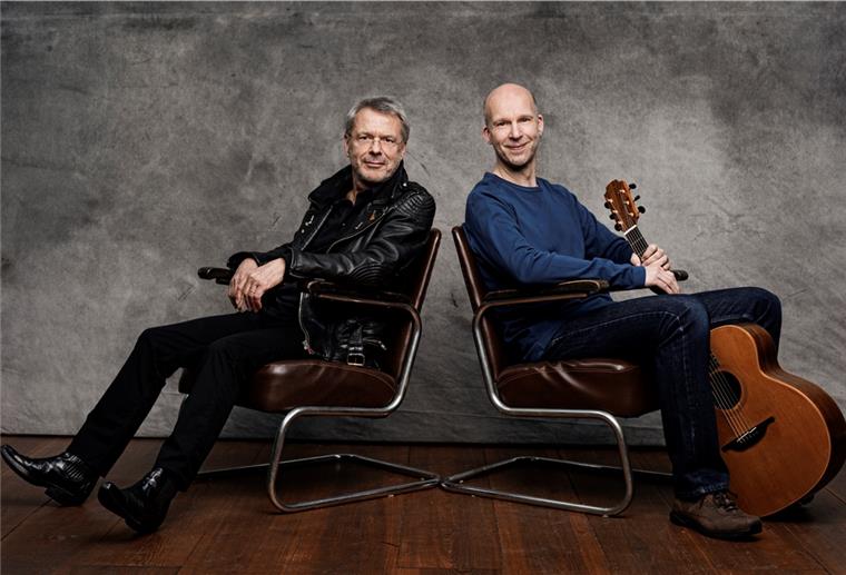 Gitarrist aus Wremen spielt für Reinhard Mey Bei den CD-Aufnahmen von Songpoet Reinhard Mey (links) ist Gitarrist Jens Kommnick aus Wremen regelmäßig dabei.