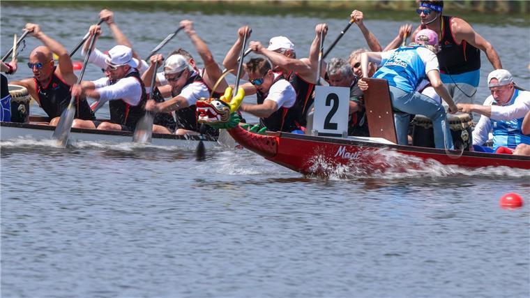 Mit der Trommel Paddler anfeuern Bei den Deutschen Drachenbootmeisterschaften gibt es mehrere Wettkämpfe, zum Beispiel ein Rennen über 500 Meter.