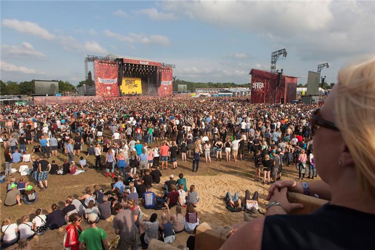 Bei den Donots wurde es auf dem Deichbrand vor der Fire Stage richtig voll.