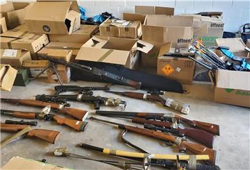 Bei den Durchsuchungen fand die Cuxhavener Polizei große Mengen Betäubungsmittel, diverse Kurz- und Langwaffen, Kriegswaffen, Messer, Bögen, Armbrüste und Munition im hohen fünfstelligen Bereich.