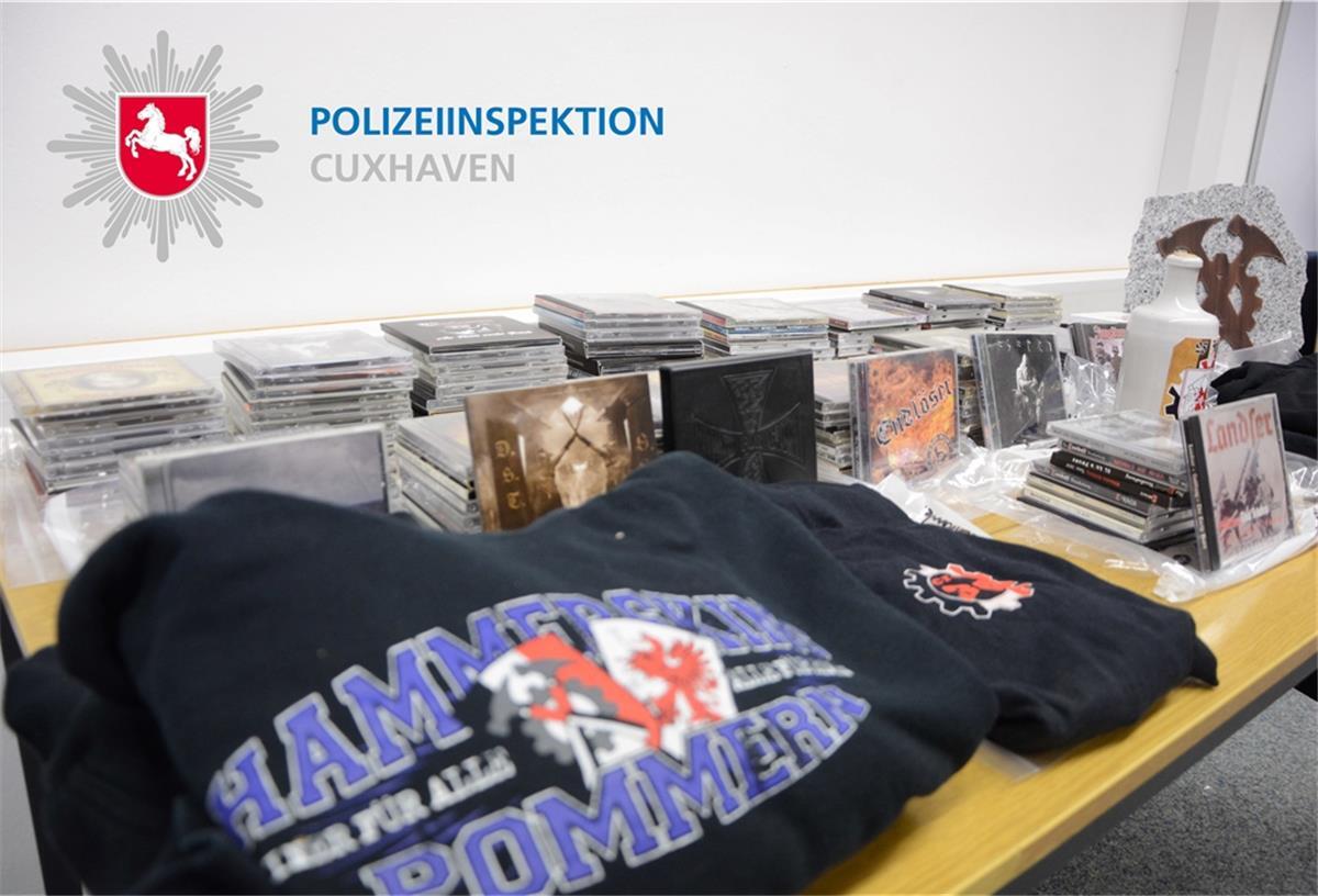 Schiffdorf: Staatsschutz ermittelt wegen Volksverhetzung Bei den Durchsuchungen wurden unter anderem Klamotten und Musik-CD's beschlagnahmt.