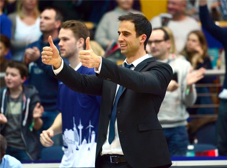 Bei den Eisbären war Chris Harris in verschiedenen Funktionen tätig. In der Saison 2015/2016 kurzfristig auch als Cheftrainer. Dieses Amt übt der 40-Jährige seit November 2018 bei Phoenix Hagen aus.