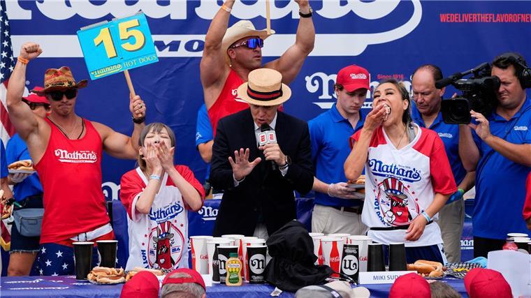 Hot-Dog-Wettessen mit neuem Sieger Bei den Frauen brachte es Titelverteidigerin Miki Sudo (rechts) auf 51 Hot Dogs.