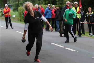 Bei den Frauen IV siegte Irmgard Hellmers vom KV Esenshamm mit der Holzkugel.