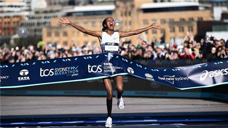 Hassan gewinnt Sydney-Marathon - Kipchoge bricht ein Bei den Frauen stellte Marathon-Olympiasiegerin Sifan Hassan in Sydney einen Streckenrekord auf.
