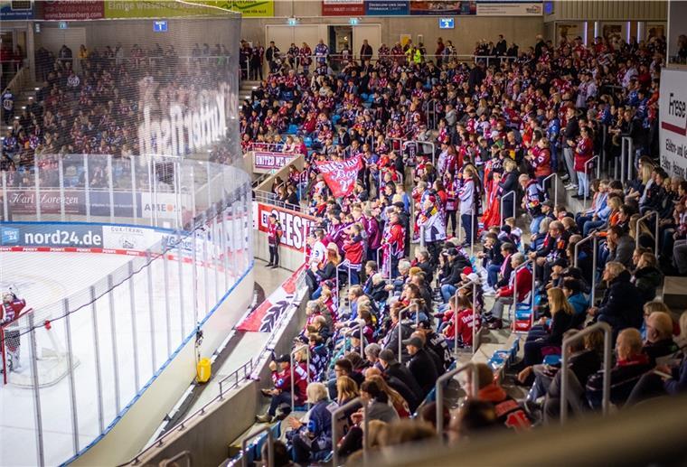 Pinguins-Fans dürfen weiter zu den Eishockeyspielen Bei den Heimspielen der Pinguins dürfen immerhin noch 50 Prozent der Zuschauer kommen.