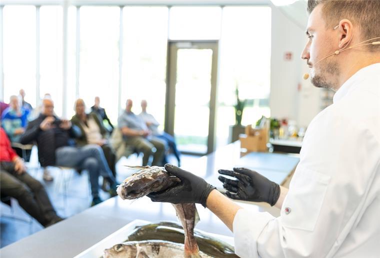 Mann zeigt Schellfisch 