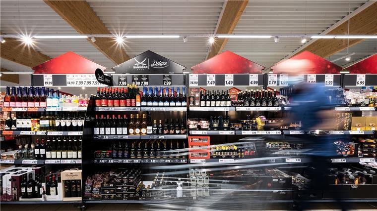 Zum Fest: Discounter locken mit günstigen Feinkostprodukten Bei den meisten Menschen wird an Weihnachten aufwendig gekocht. Discounter wie Lidl und Aldi versuchen deshalb, die Kunden mit günstigen Angeboten anzulocken.