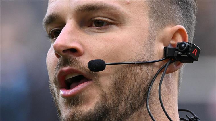 Wer startet in der Fußball-Bundesliga richtig durch? Bei den meisten Spielen tragen die Schiedsrichter nun kleine Kameras an ihrem Headset.