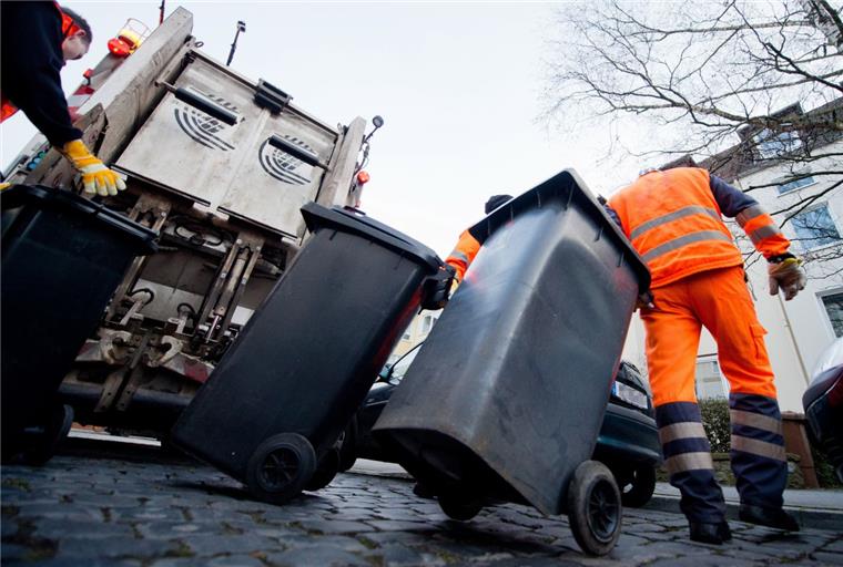 Bremerhavener müssen hohe Nebenkosten zahlen Bei den Müllgebühren müssen die Bremerhavener nach einer aktuellen Vergleichsstudie tiefer in die Tasche greifen als Menschen in anderen Städten.