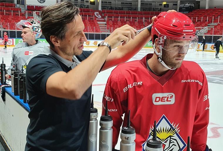 Bei den Pinguins kümmert sich Andrej Teljukin (links) als Betreuer unter anderem darum, dass die Ausrüstung in Schuss ist. Nun kehrt der Ex-Profi auch selbst wieder zurück auf das Eis.