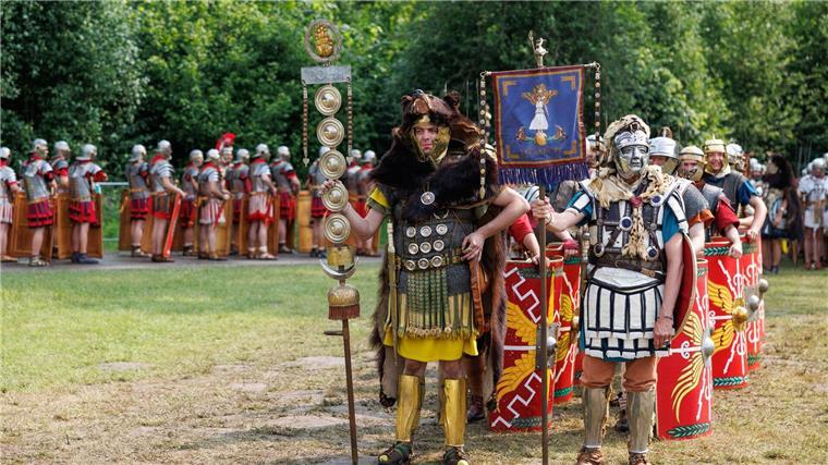Mehr als 300 Darsteller bei Römer- und Germanentagen Bei den Römer- und Germanentagen in Kalkriese haben mehr als 300 Darsteller den Alltag vor rund 2.000 Jahren nachgespielt.