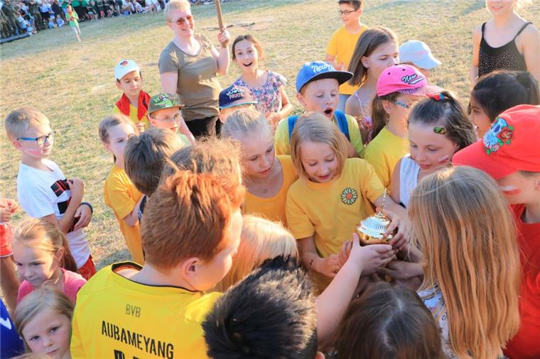 Vier-Abend-Märsche: Große Freude über Pokale und Medaillen in Zeven Bei den Schülern der Grundschule Klostergang ist die Freude über den Pokal groß.