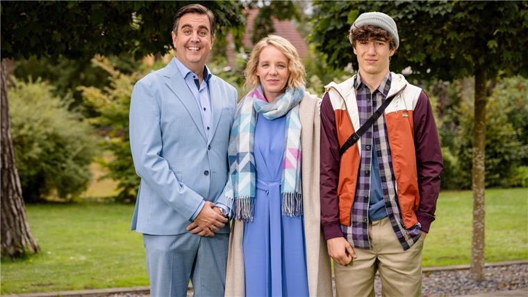 Bei den Siewers ist es sicher nie langweilig: Hajo (Bastian Pastewka, l), Vera (Katrin Wichmann) und Marvin (Arthur Gropp).