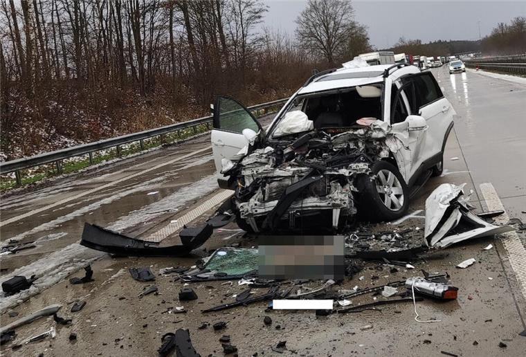 Update: Vier Verkehrsunfälle, schwere Verletzungen und Hundebisse auf der A27 Bei den Unfällen aufgrund von Straßenglätte am Montag wurden auch mehrere Autos schwer beschädigt.