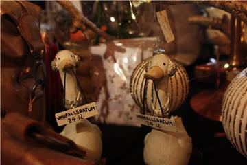 Bei der Adventsausstellung gab es Enten mit Verfallsdatum oder Schildern wie: „E...