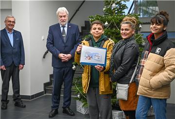 Friedrich-Wilhelm Gruhl, Geschäftsführer des Jobcenters, Stadtrat Uwe Parpart und Bahuz, Sultan und Sevin Soylu freuen sich über die Aktion „Kinderpass“. Die Gutscheine werden über das Sozialamt und das Jobcenter an 7000 Kinder in Bremerhaven verschickt.