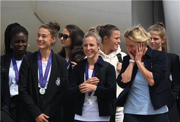 Bei der Ankunft am Frankfurter Flughafen: Ein Teil der Mannschaft mit Bundestrainerin Martina Voss-Tecklenburg (von rechts vorne), Svenja Huth und Felicitas Rauch steht auf dem Flughafen nach dem Aussteigen vor dem Flugzeug.