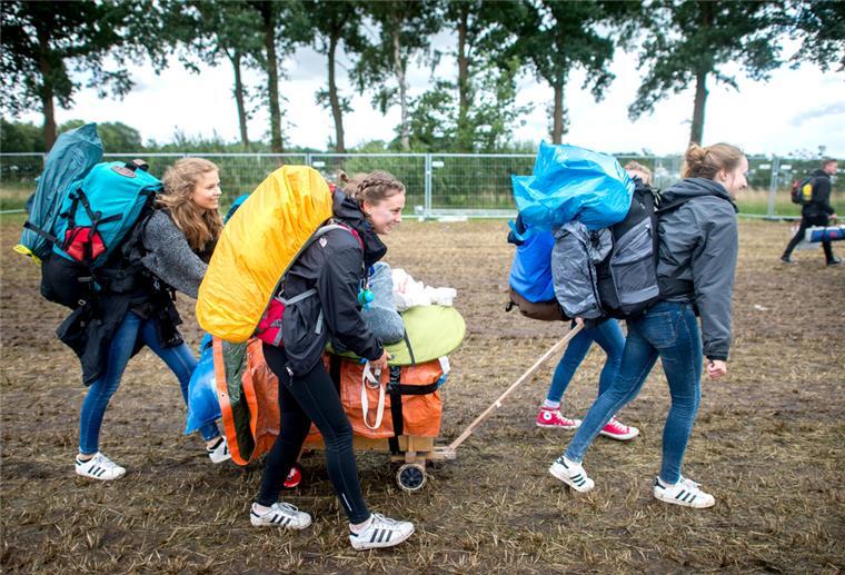 Eine Gruppe junger Frauen kommt mit einem Bollerwagen am Zeltplatz des Hurricane Festivals an.