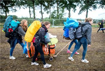 Eine Gruppe junger Frauen kommt mit einem Bollerwagen am Zeltplatz des Hurricane Festivals an.