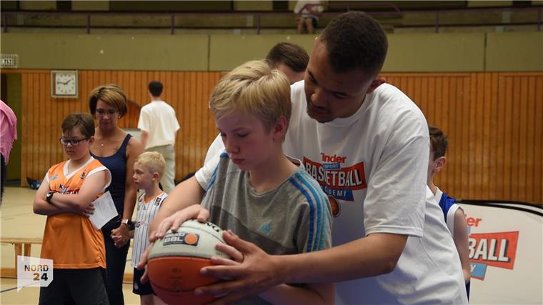 Bei der Basketball Academy lernen die Kinder und Jugendlichen von den Profis.