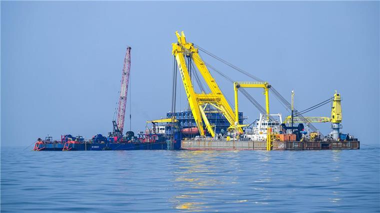 Komplizierte Bergung der „Verity“ aus der Nordsee beendet Bei der Bergung des gesunkenen Frachters „Verity“ in der Deutschen Bucht war einer der stärksten Schwimmkräne Europas im Einsatz.