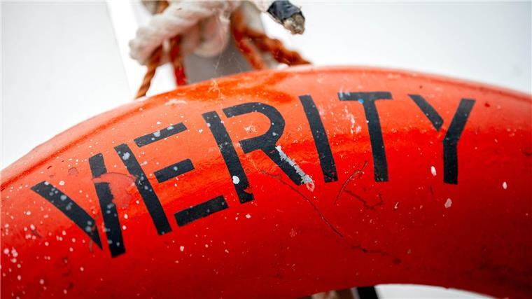 Bergung der gesunkenen „Verity“ verzögert sich Bei der Bergung des zweiten Wrackteils ist es zu einer Verzögerung gekommen. Wann genau das vordere Schiffsteil der „Verity“ vom Meeresgrund gehoben wird, ist unklar. (Archivbild)