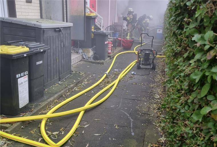Bei der Brandbekämpfung n Wulsdorf waren 24 Feuerwehrleute im Einsatz.