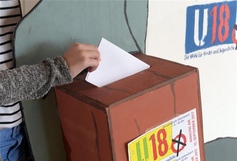 U18-Wahl läuft: Wie Jugendliche in Niedersachsen abstimmen ARCHIV - 15.09.2017, Bayern, Ustersbach: Angelina gibt bei der Jugendwahl U18 ihre Stimme ab. (zu dpa: «Kinder und Jugendliche zur U18-Bundestagswahl aufgerufen») Foto: Stefan Puchner/dpa +++ dpa-Bildfunk +++